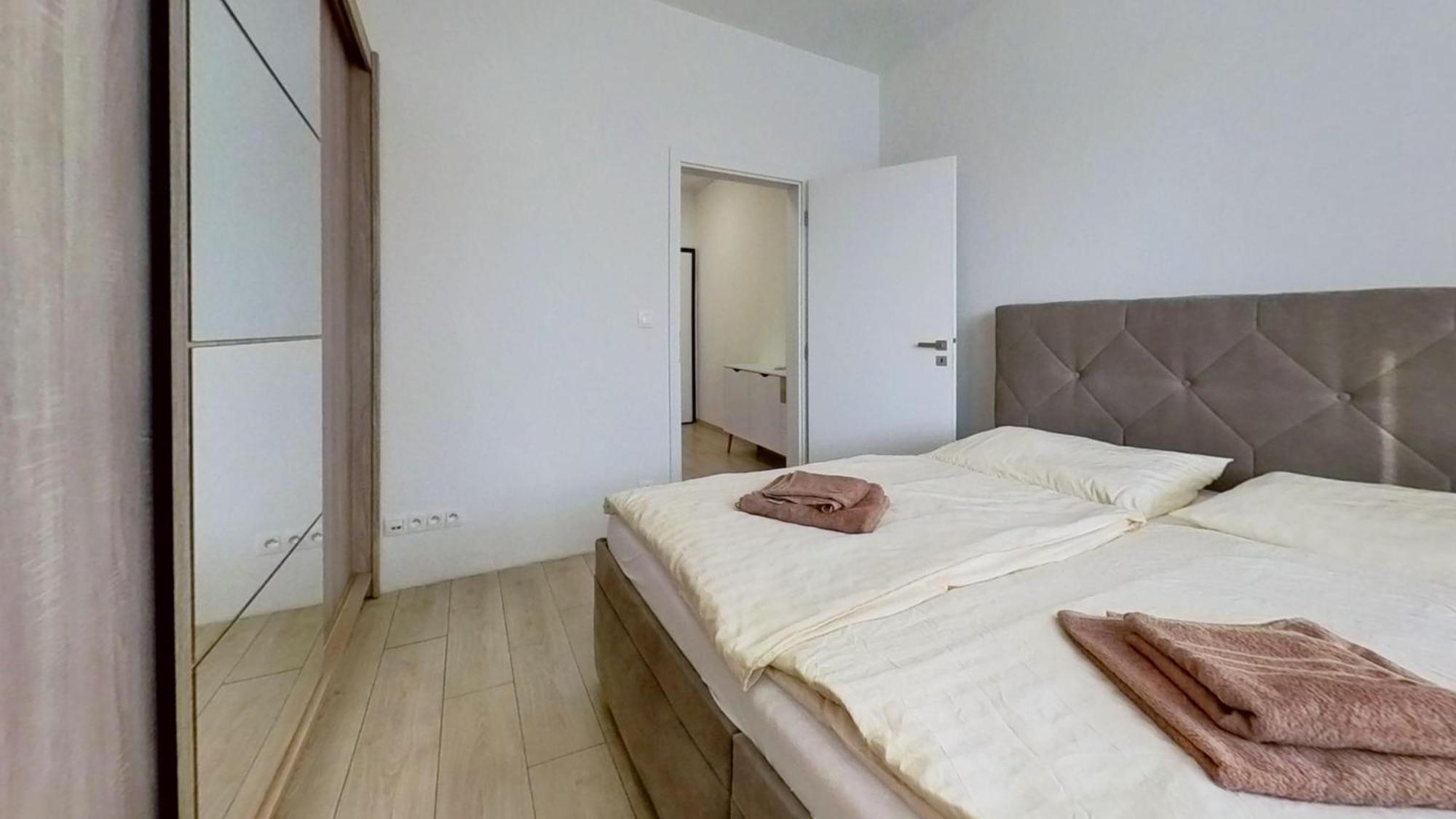 Air-Conditioned 2 Room Apartment, With Terrace, Rovinka, 302 Buitenkant foto